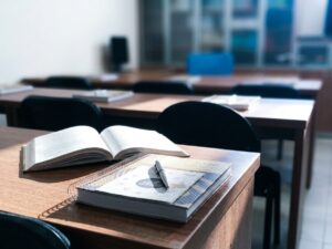 Material de formación para conductores de Vázquez portela sobre la mesa de un aula
